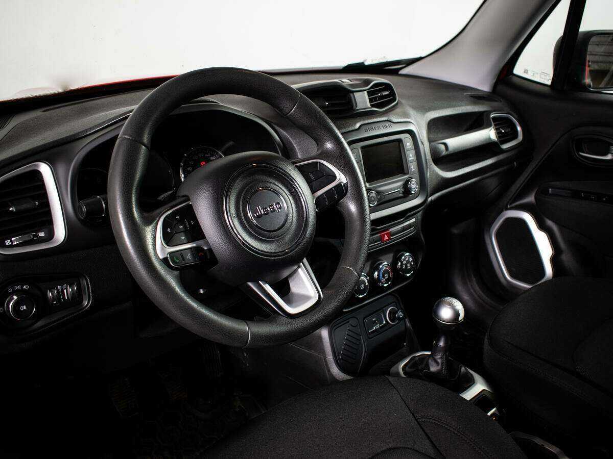 Б/У Джип Ренеджейд 2017 года. Фото: #9