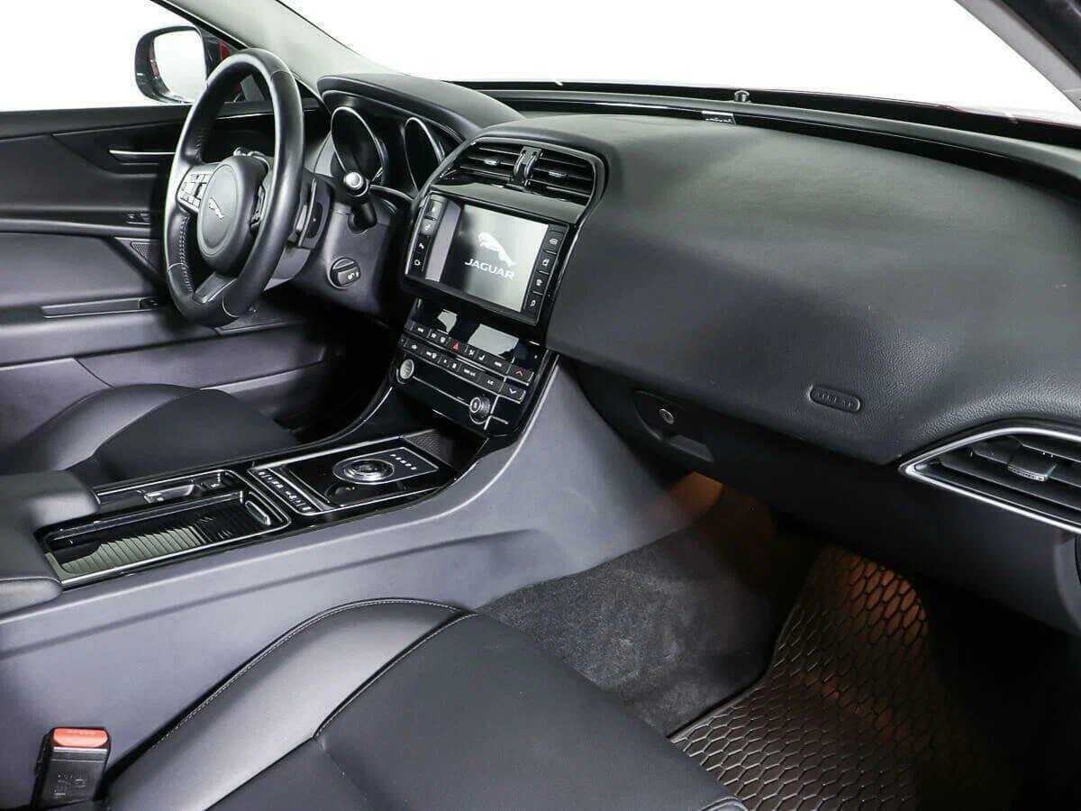 Б/У Ягуар ИксЕ 2018 года. Фото: #8
