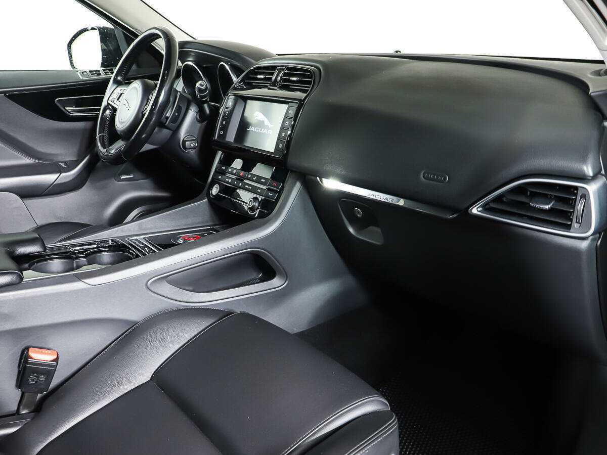 Б/У Ягуар Ф-Пэйс 2016 года. Фото: #8