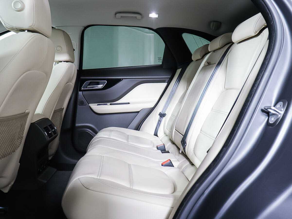 Б/У Ягуар Ф-Пэйс 2016 года. Фото: #11