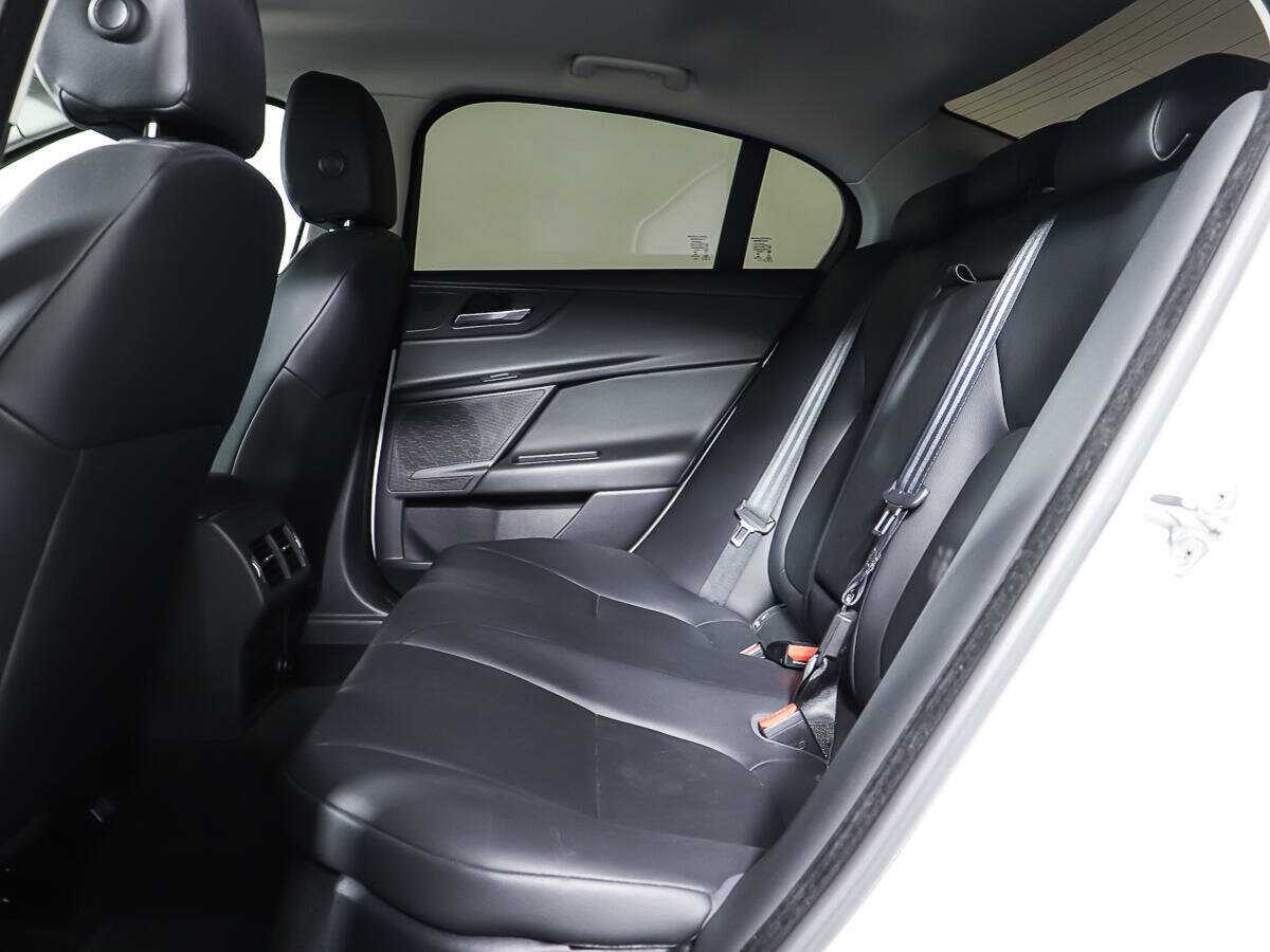 Б/У Ягуар ИксЕ 2015 года. Фото: #9