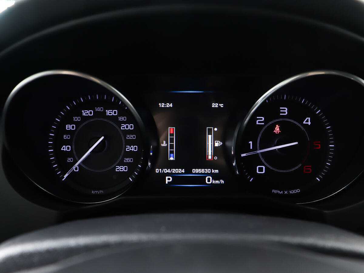 Б/У Ягуар ИксЕ 2015 года. Фото: #12