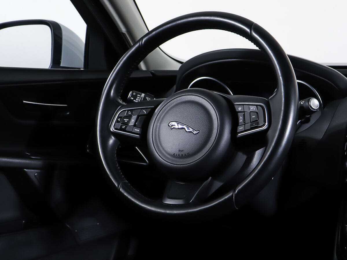 Б/У Ягуар ИксЕ 2015 года. Фото: #13