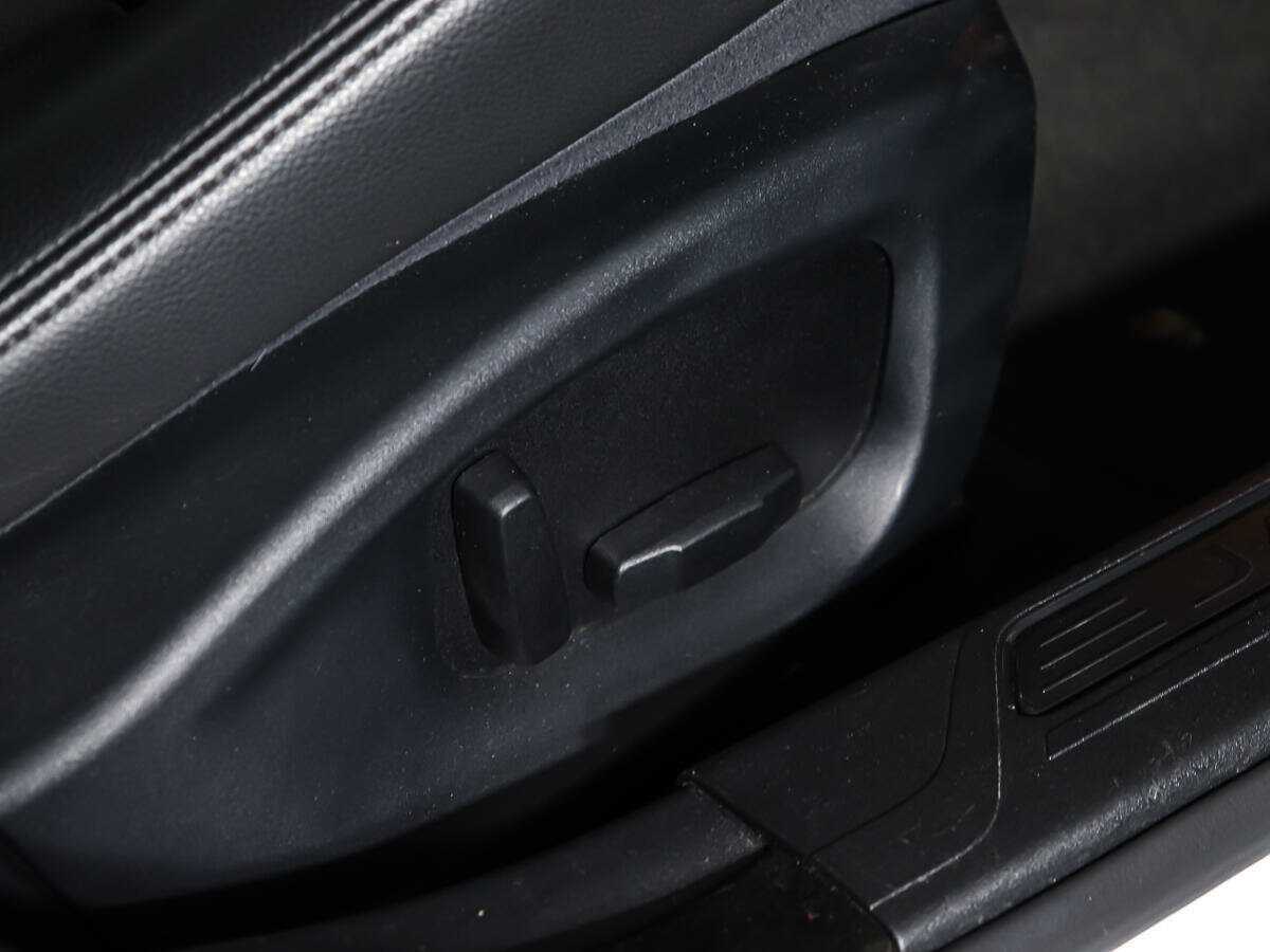 Б/У Ягуар ИксЕ 2015 года. Фото: #14