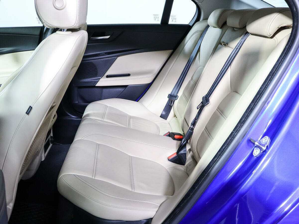 Б/У Ягуар ИксЕ 2016 года. Фото: #8