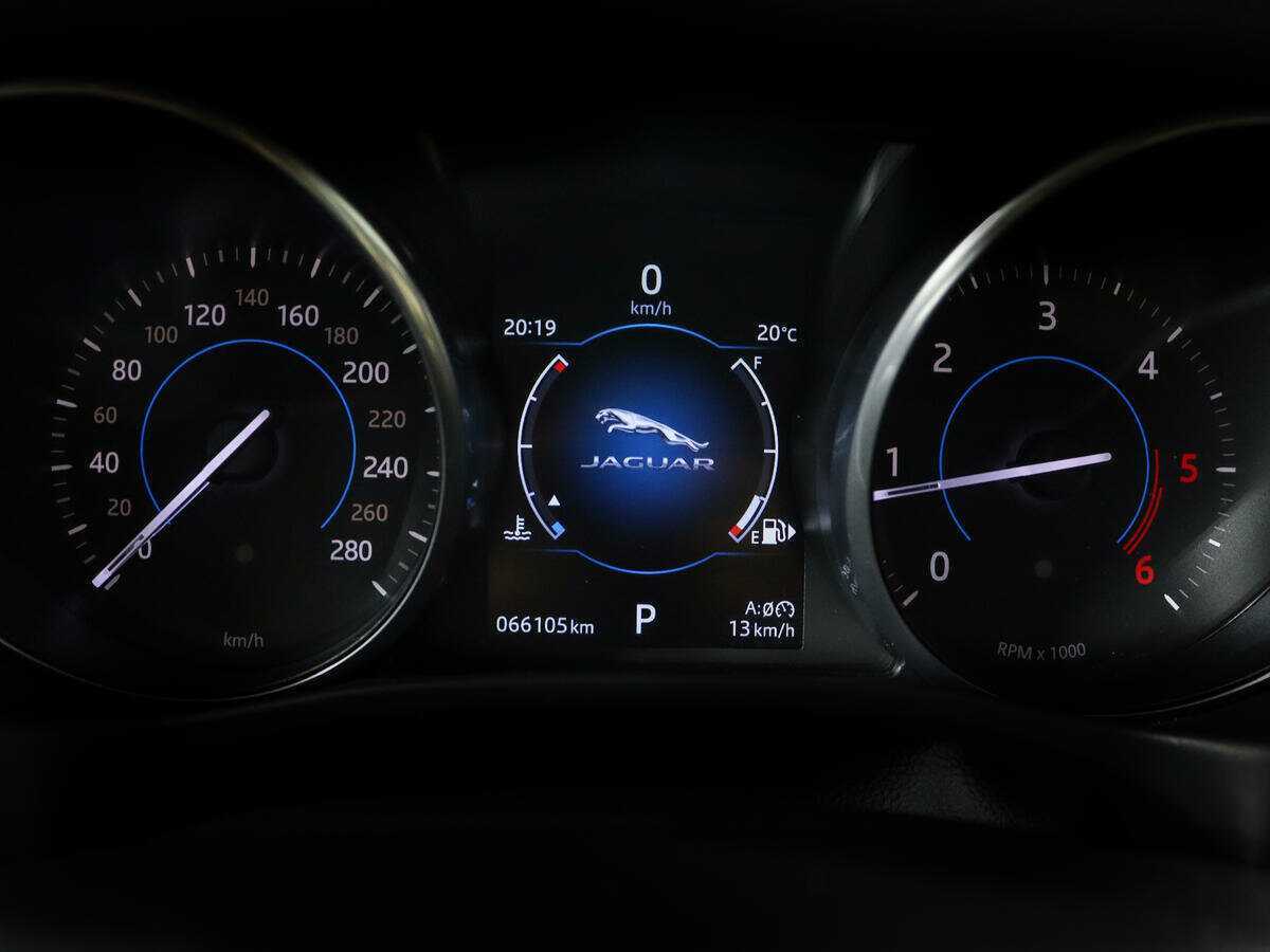 Б/У Ягуар ИксЕ 2016 года. Фото: #10