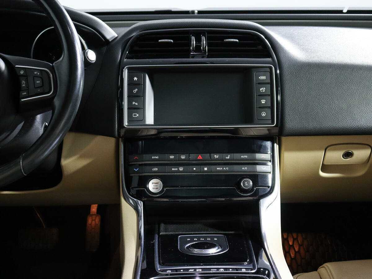 Б/У Ягуар ИксЕ 2016 года. Фото: #12