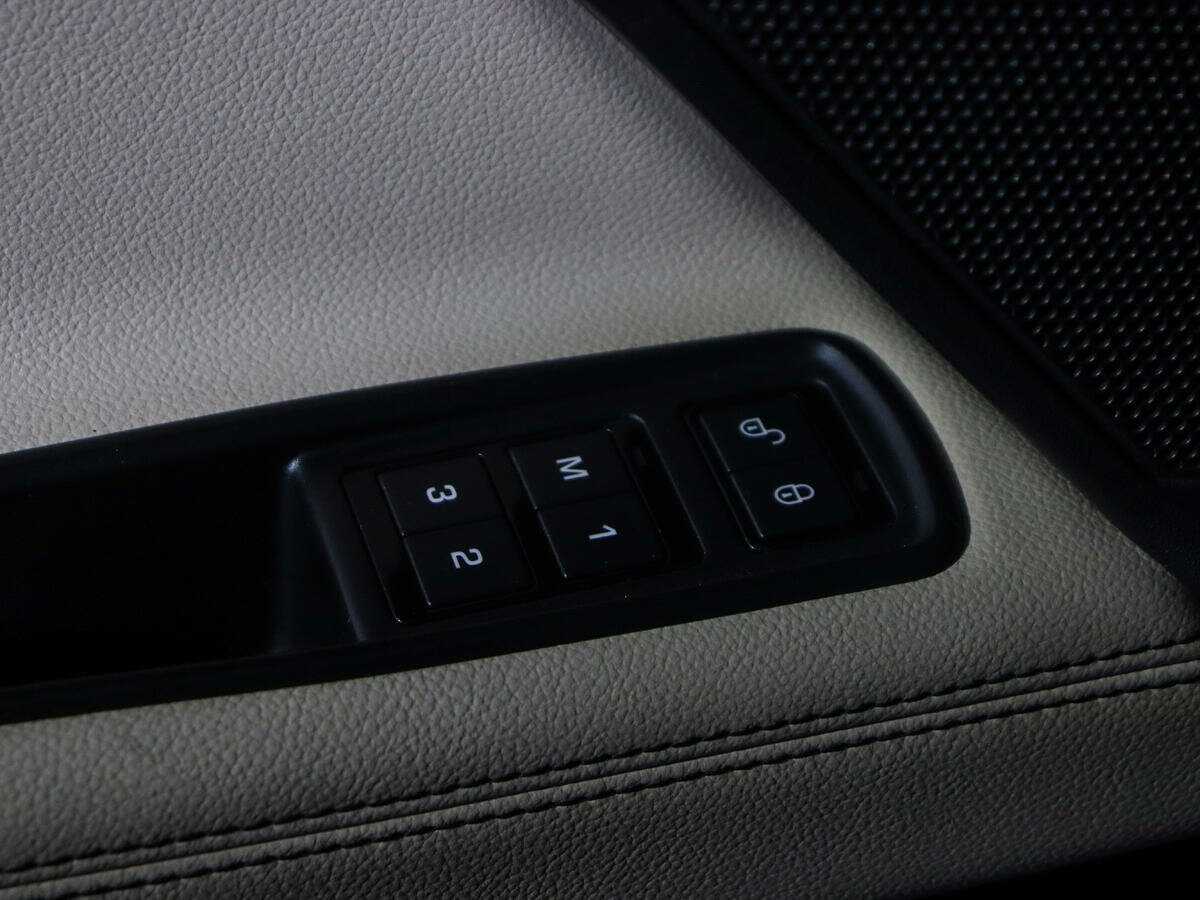 Б/У Ягуар ИксЕ 2016 года. Фото: #18