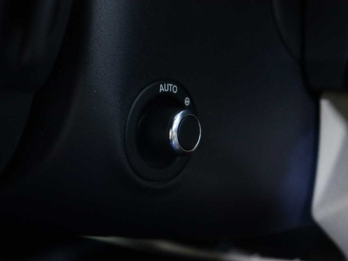 Б/У Ягуар ИксЕ 2016 года. Фото: #21