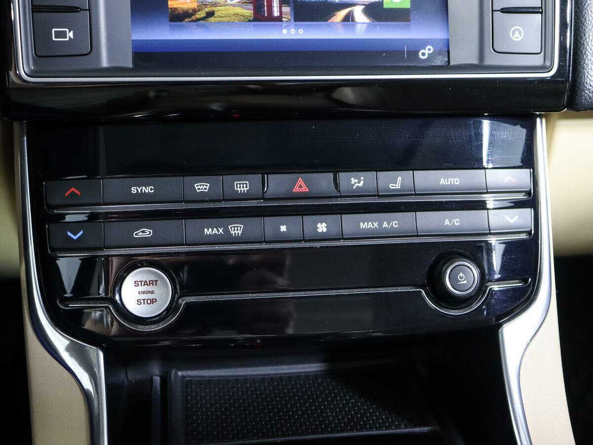 Б/У Ягуар ИксЕ 2016 года. Фото: #22