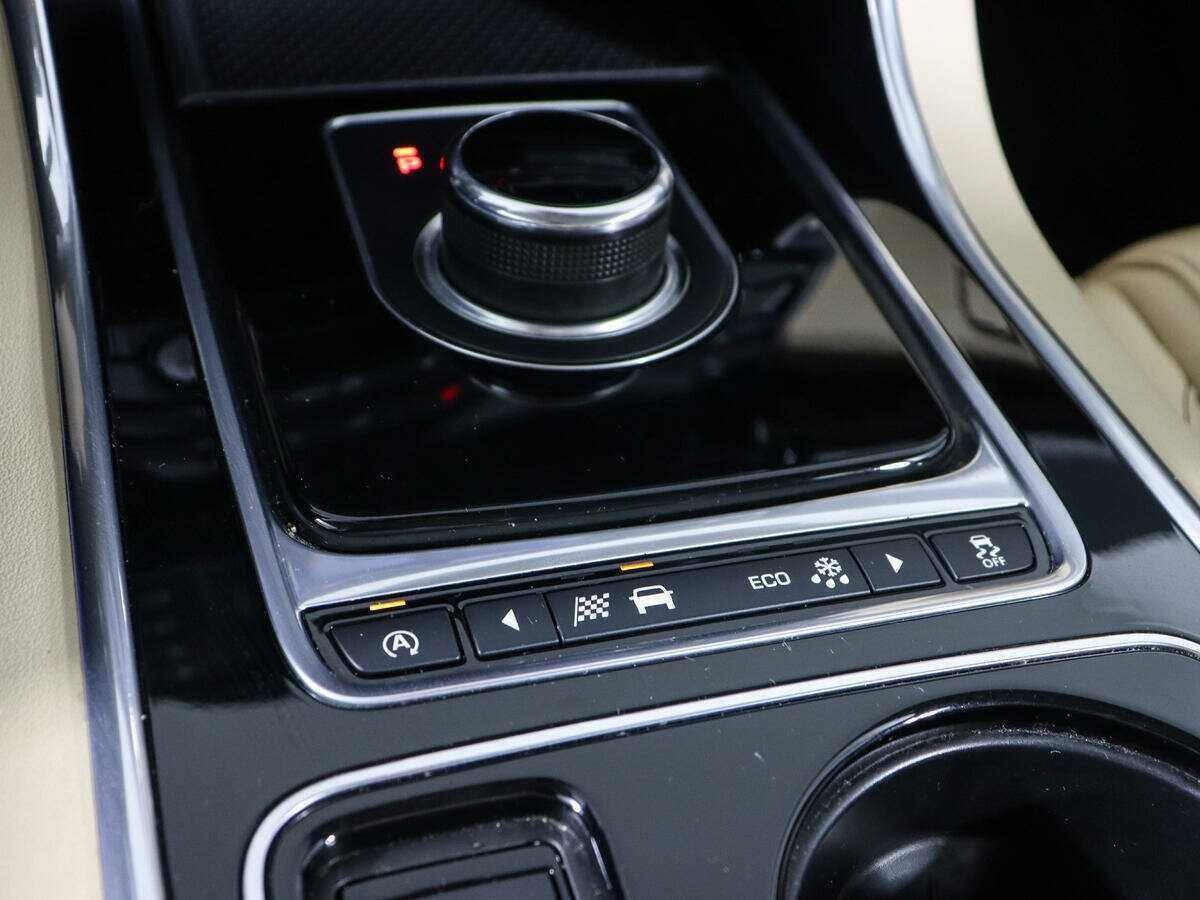 Б/У Ягуар ИксЕ 2016 года. Фото: #23