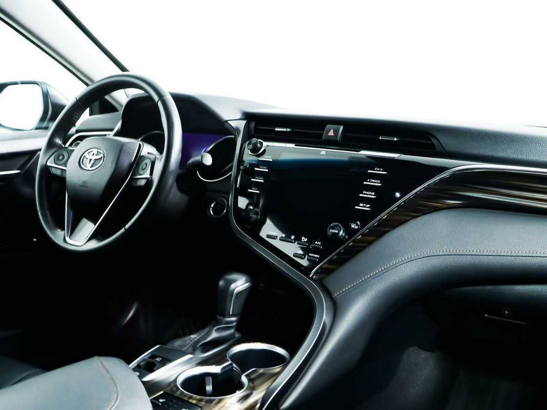 Б/У Тойота Камри 2018 года. Фото: #8