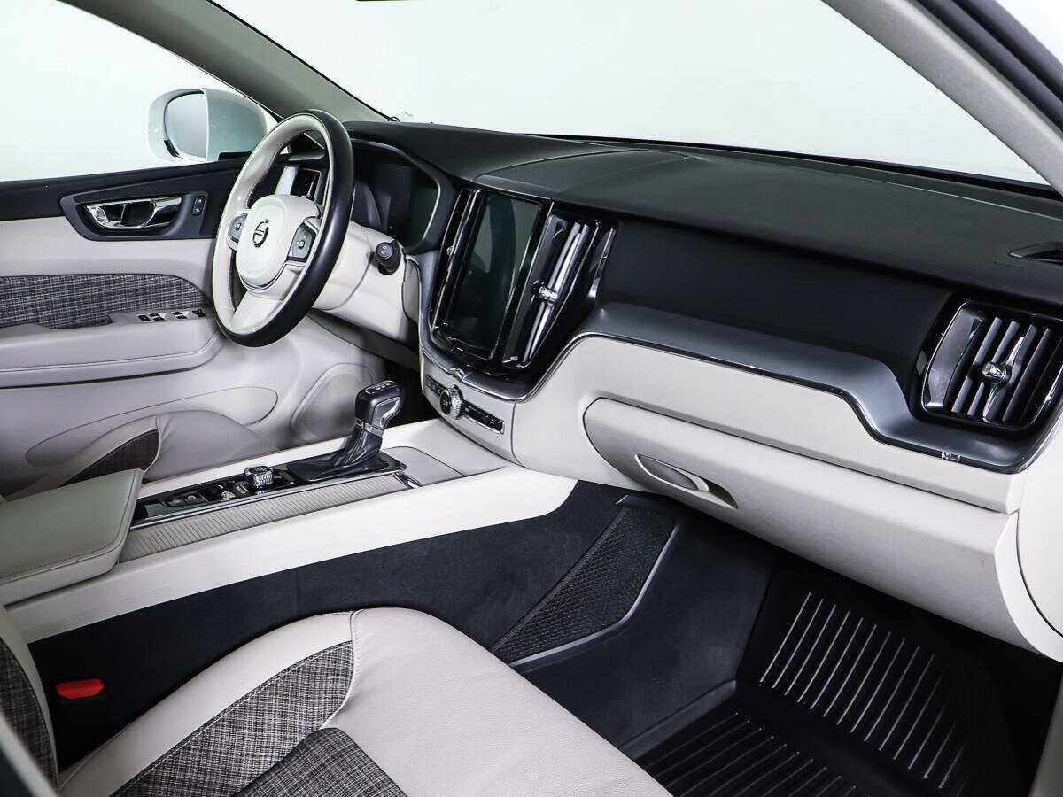 Б/У Вольво ИксЦ60 2018 года. Фото: #8