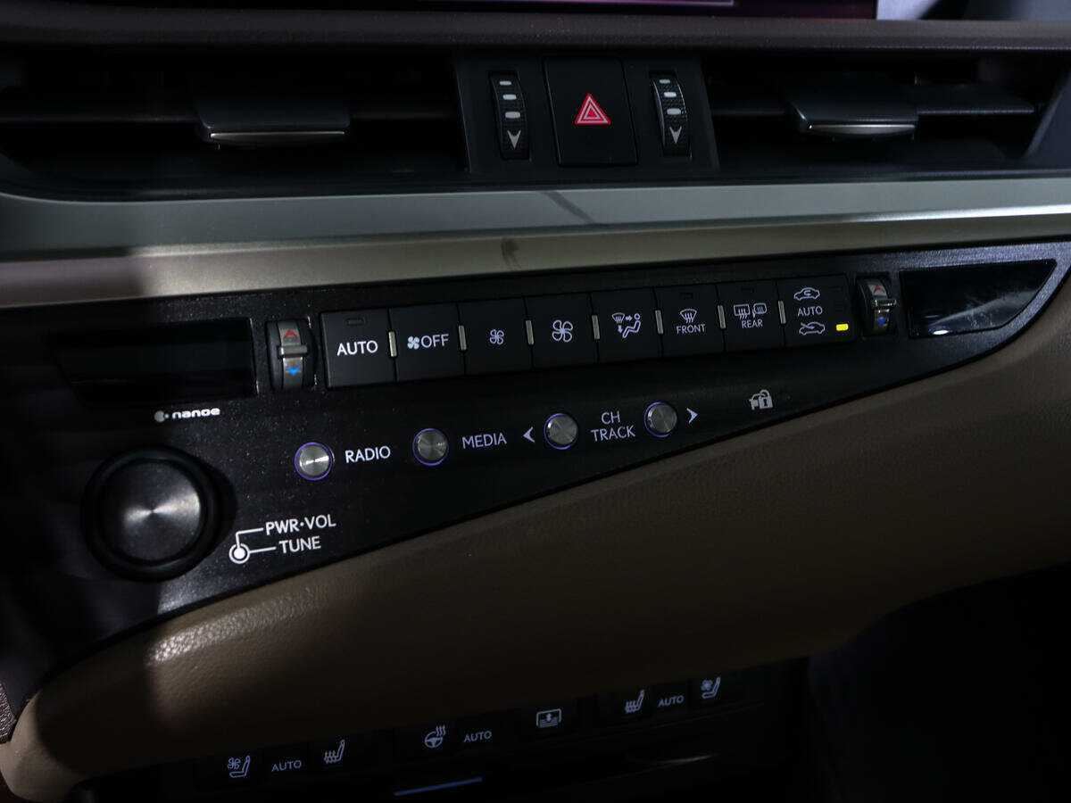 Б/У Лексус ЕС 2018 года. Фото: #26