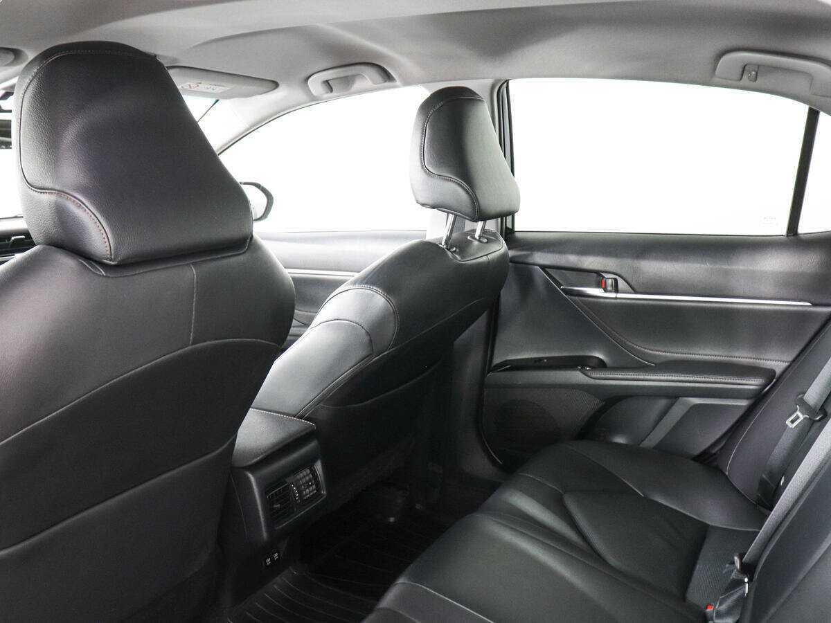 Б/У Тойота Камри 2018 года. Фото: #11