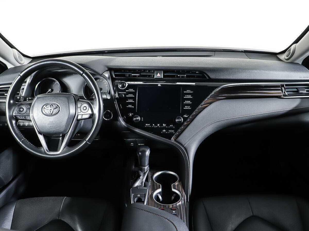 Б/У Тойота Камри 2018 года. Фото: #12