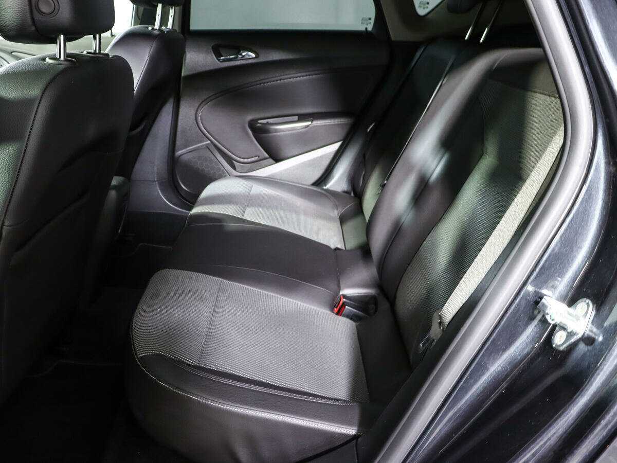 Б/У Опель Астра 2011 года. Фото: #7