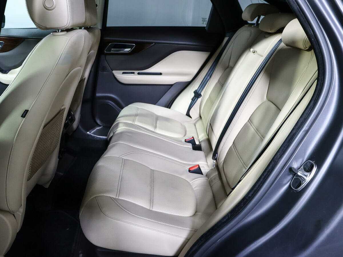 Б/У Ягуар Ф-Пэйс 2016 года. Фото: #9