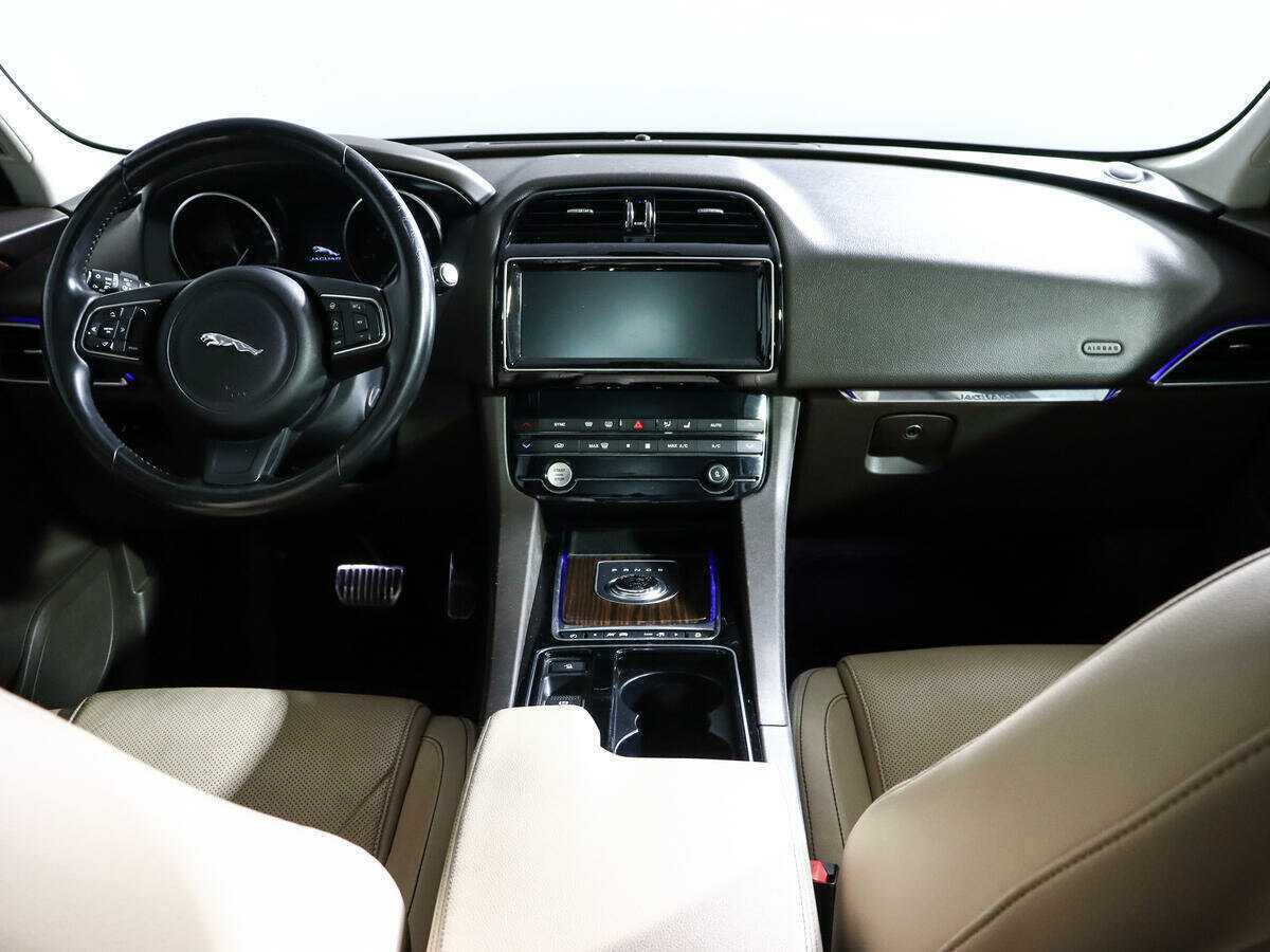 Б/У Ягуар Ф-Пэйс 2016 года. Фото: #11