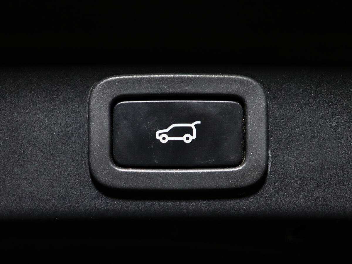 Б/У Ягуар Ф-Пэйс 2016 года. Фото: #18