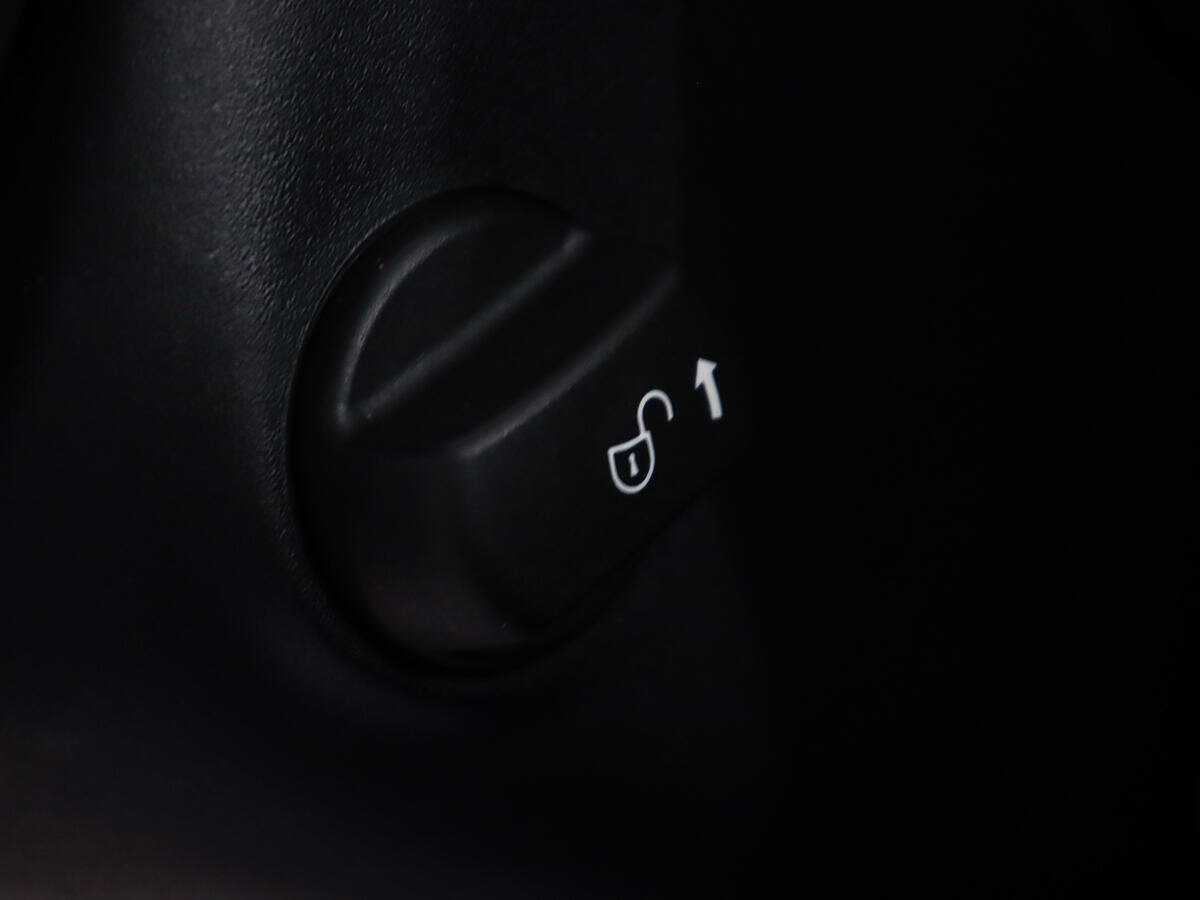 Б/У Ягуар Ф-Пэйс 2016 года. Фото: #25