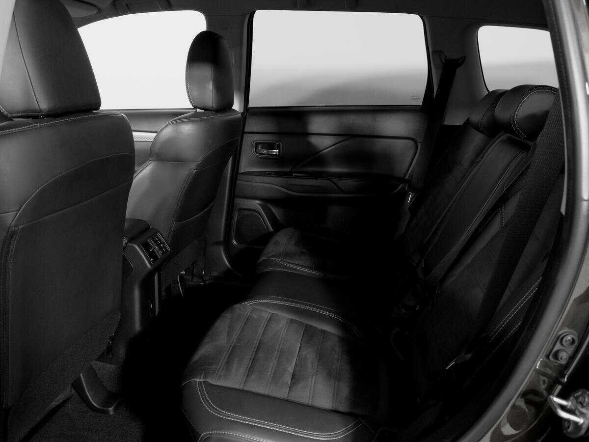 Б/У Митсубиши Оутлэндер 2021 года. Фото: #9