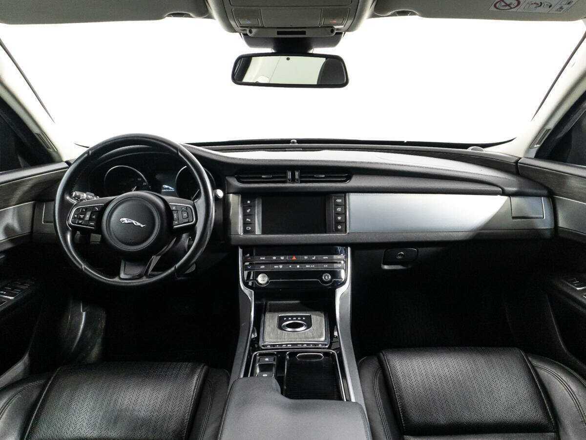 Б/У Ягуар ИксФ 2016 года. Фото: #12