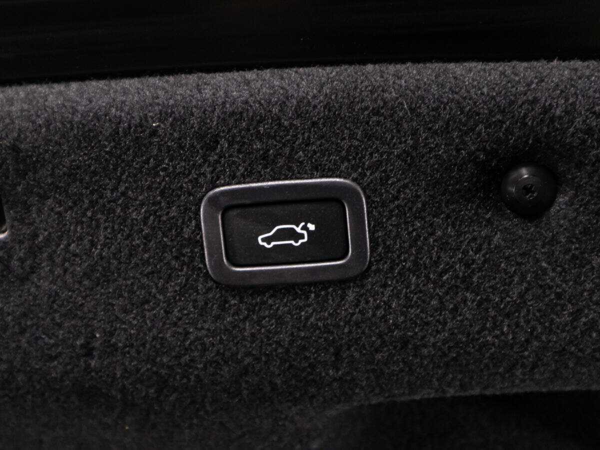 Б/У Ягуар ИксФ 2016 года. Фото: #14