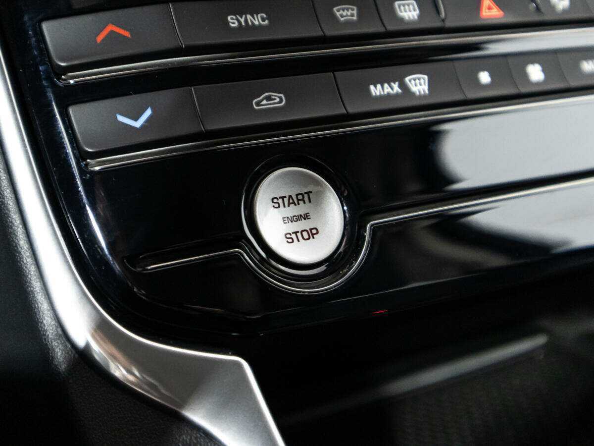 Б/У Ягуар ИксФ 2016 года. Фото: #20