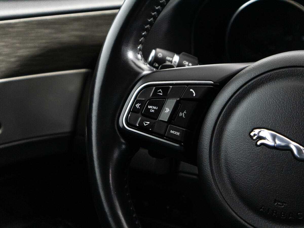 Б/У Ягуар ИксФ 2016 года. Фото: #24