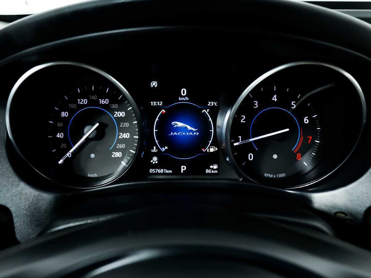 Б/У Ягуар ИксЕ 2018 года. Фото: #9