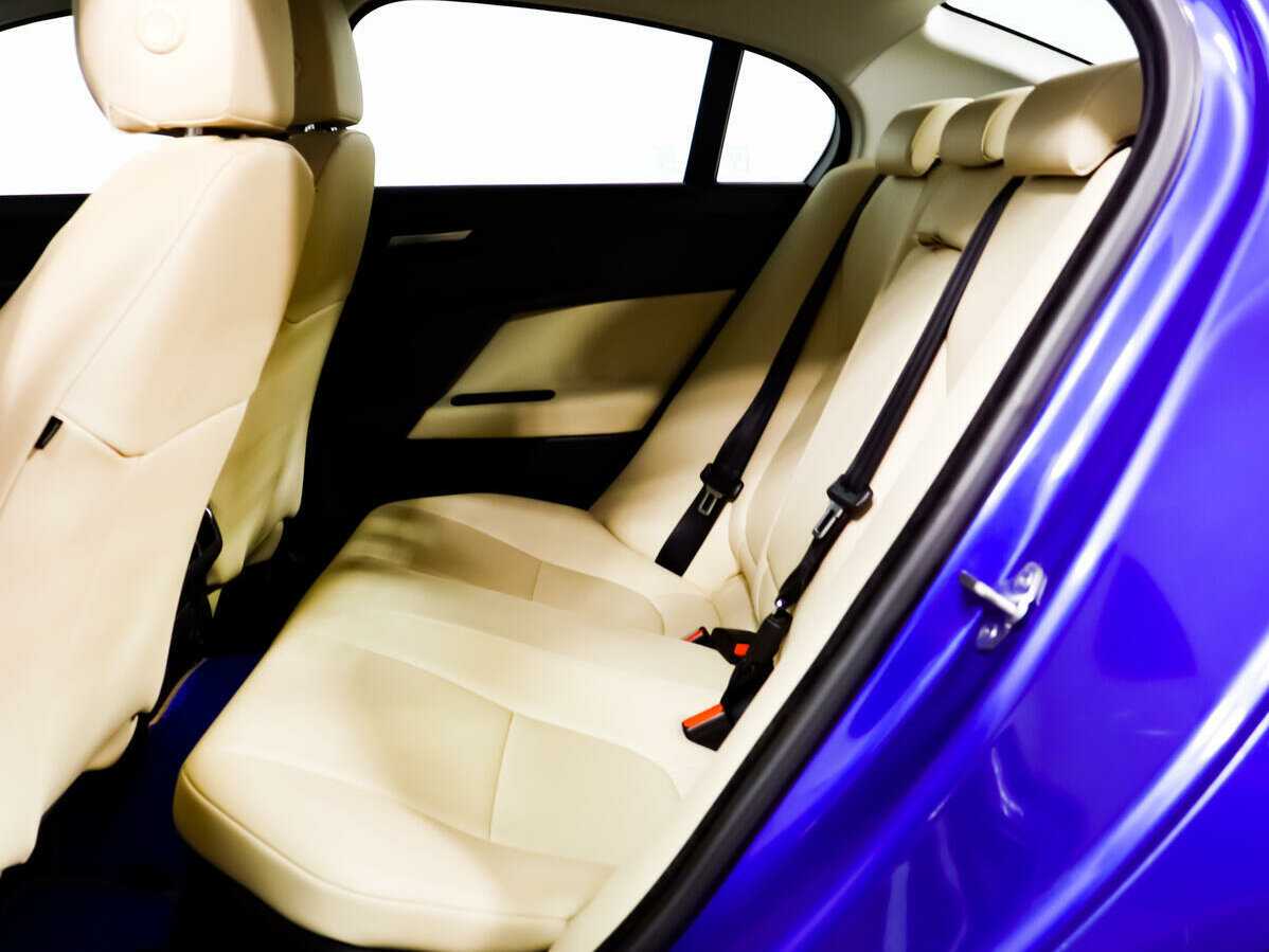 Б/У Ягуар ИксЕ 2018 года. Фото: #11