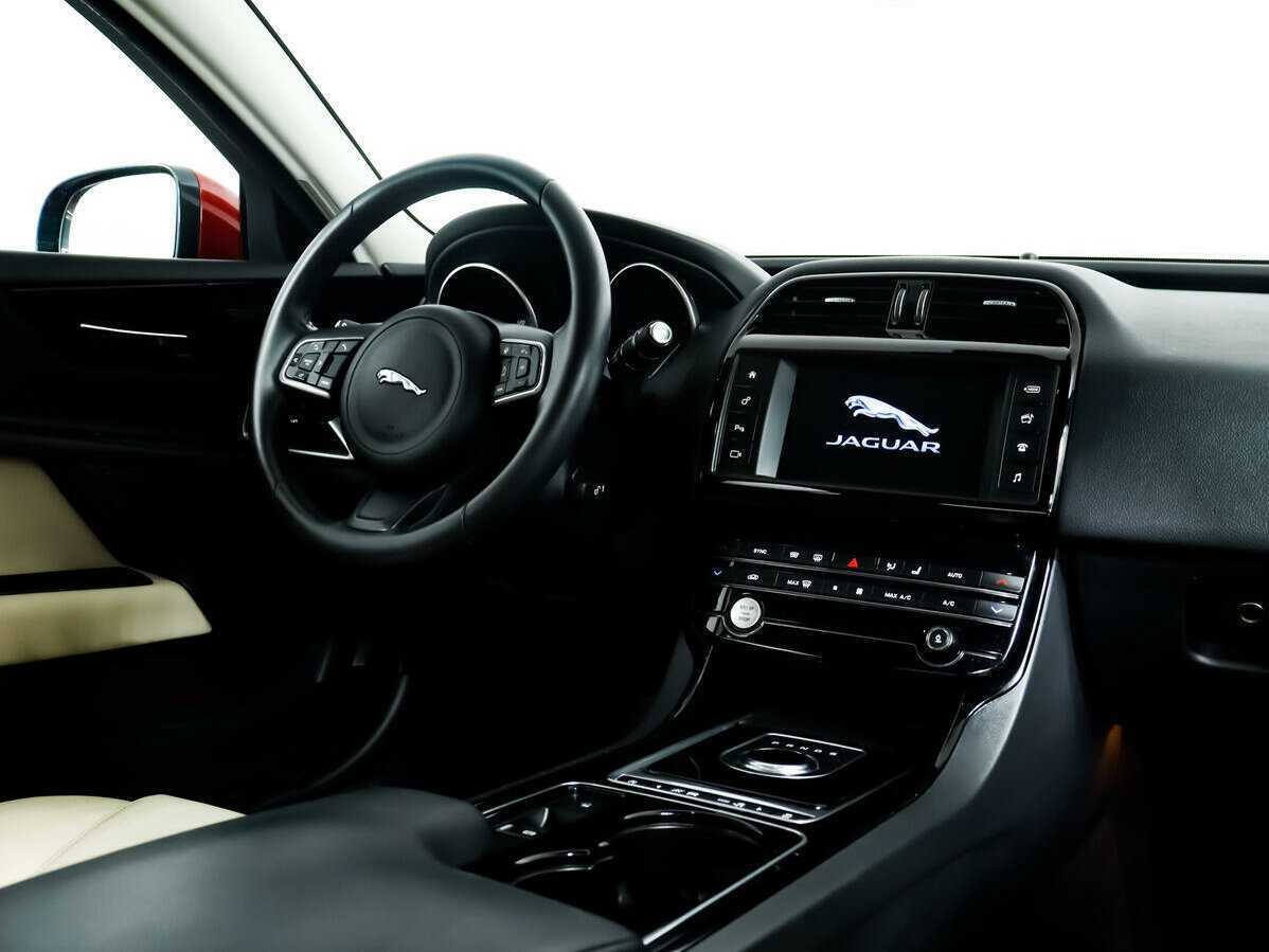 Б/У Ягуар ИксЕ 2017 года. Фото: #8