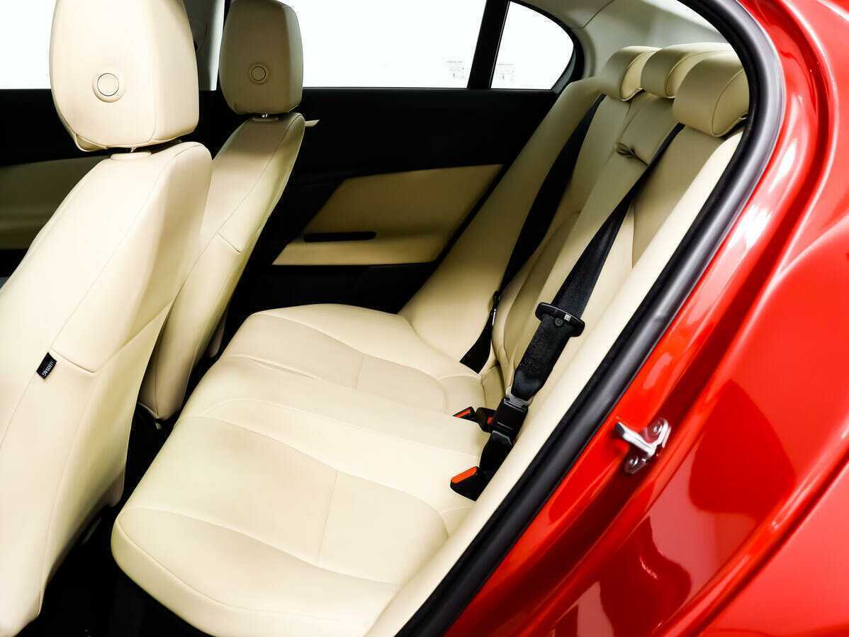 Б/У Ягуар ИксЕ 2017 года. Фото: #10