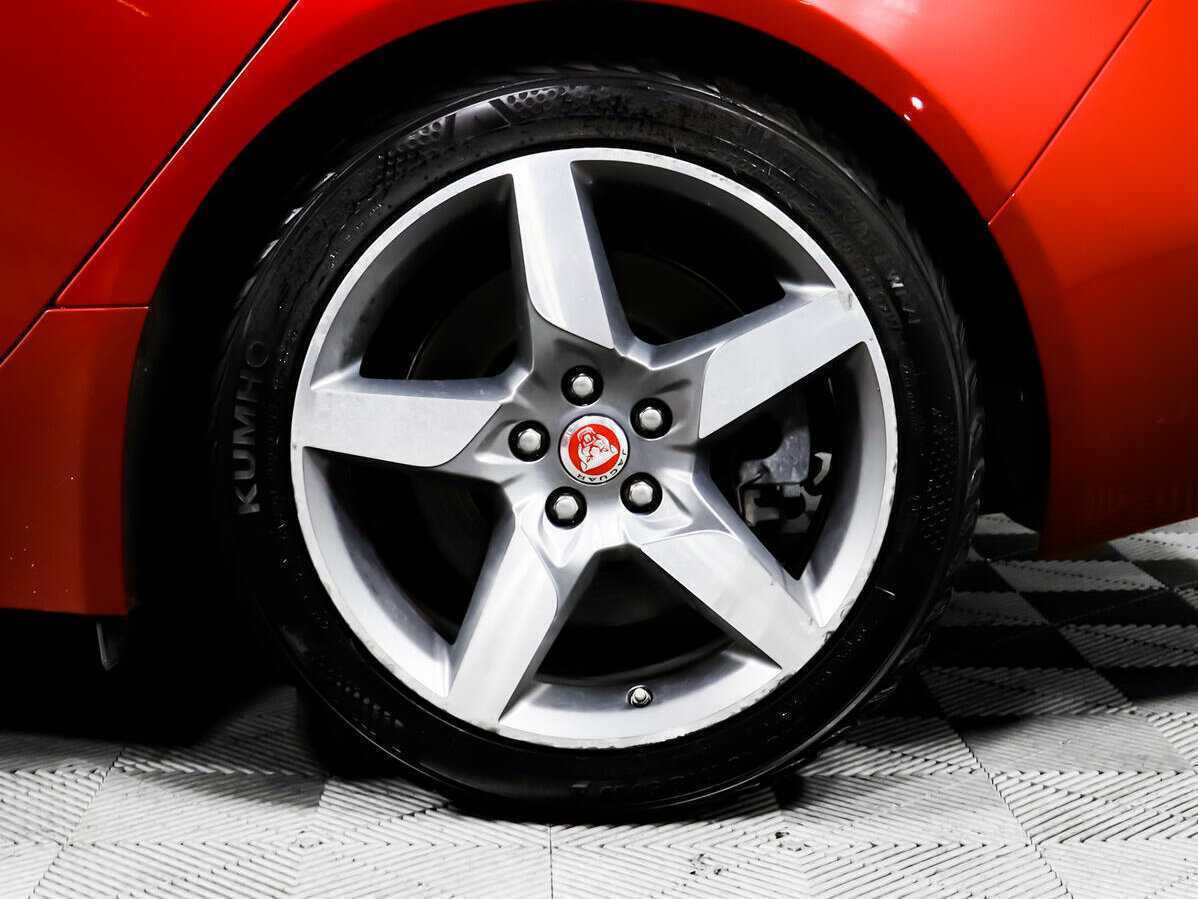 Б/У Ягуар ИксЕ 2017 года. Фото: #11