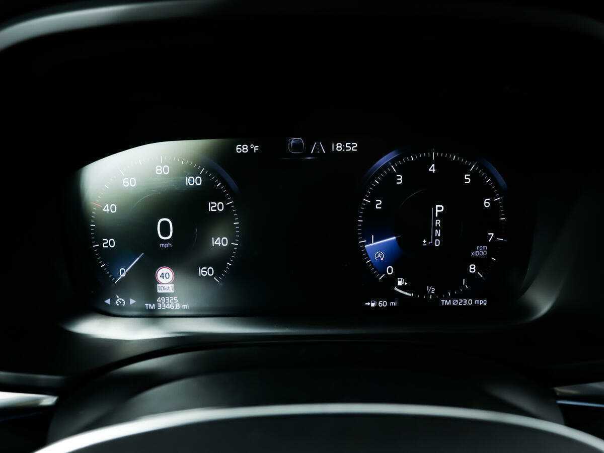 Б/У Вольво ИксЦ60 2021 года. Фото: #9