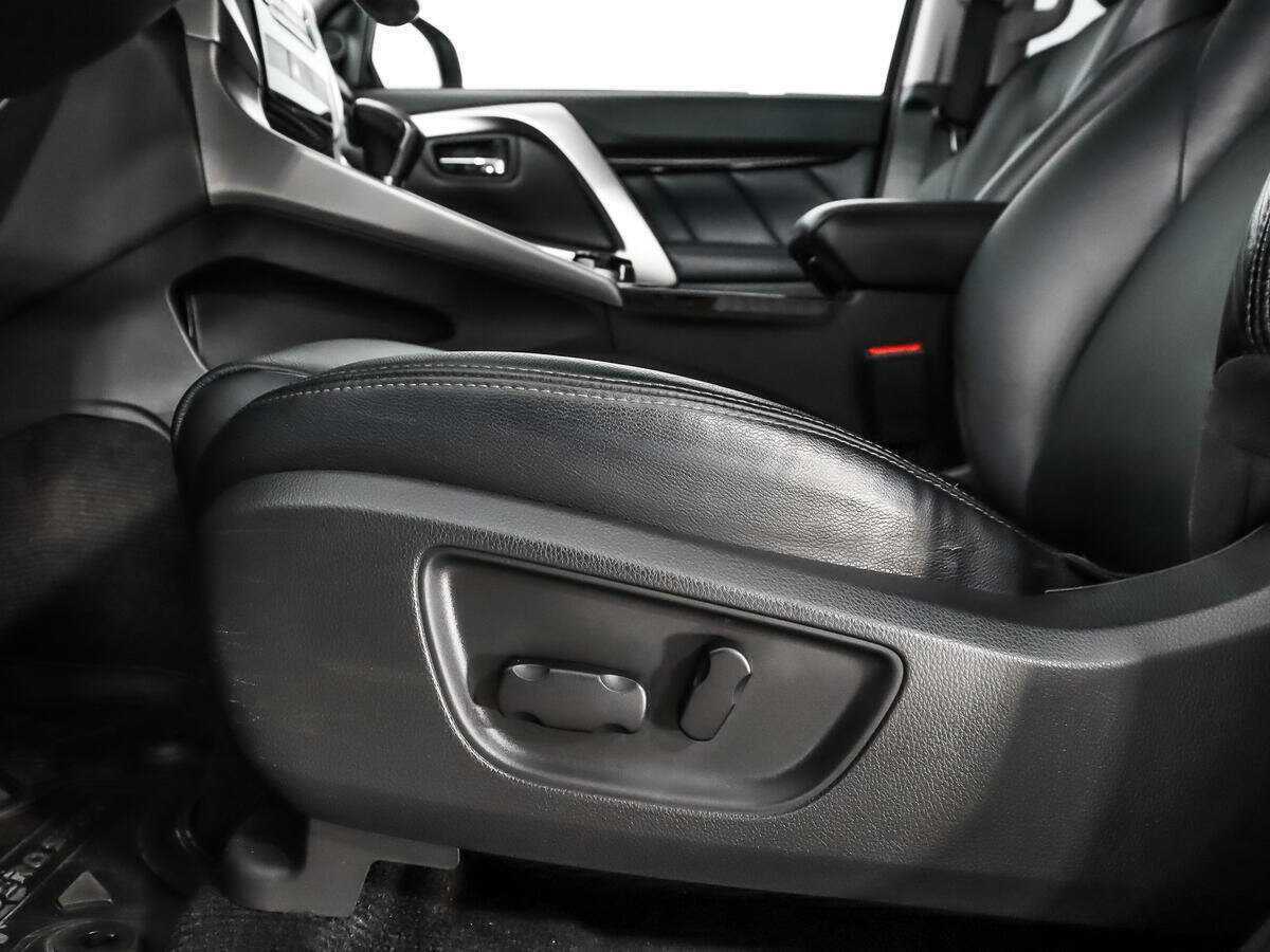 Mitsubishi Pajero Sport 2017 года с пробегом. Фото: #9