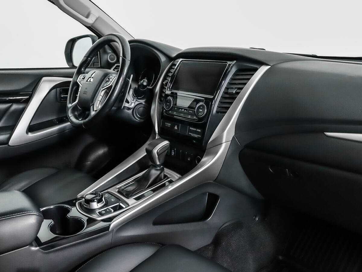Mitsubishi Pajero Sport 2017 года с пробегом. Фото: #12