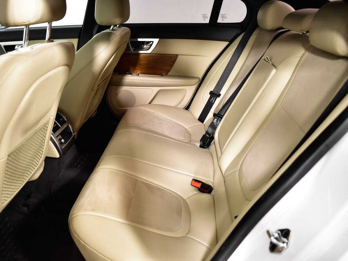 Б/У Ягуар ИксФ 2014 года. Фото: #9