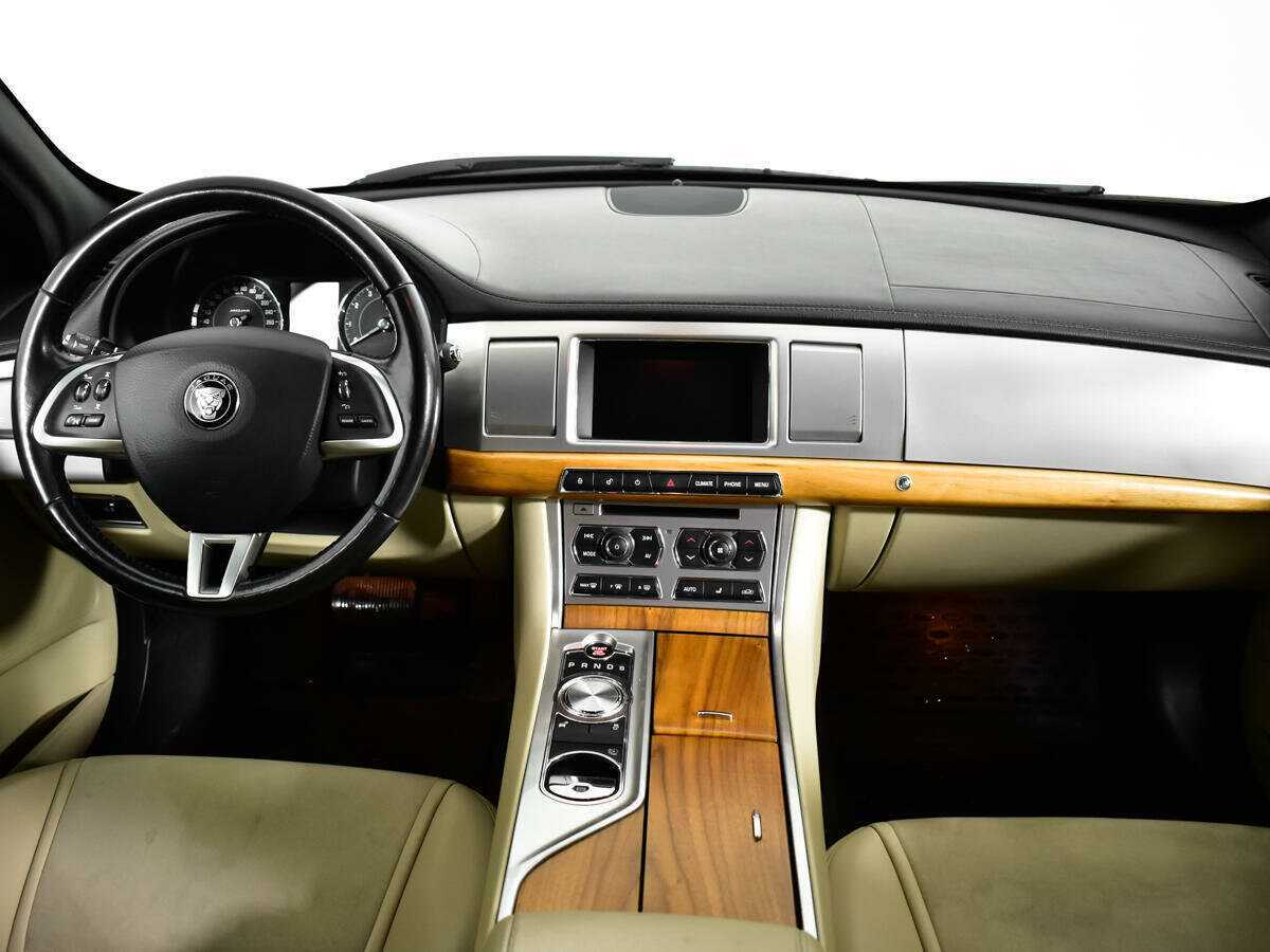 Б/У Ягуар ИксФ 2014 года. Фото: #11