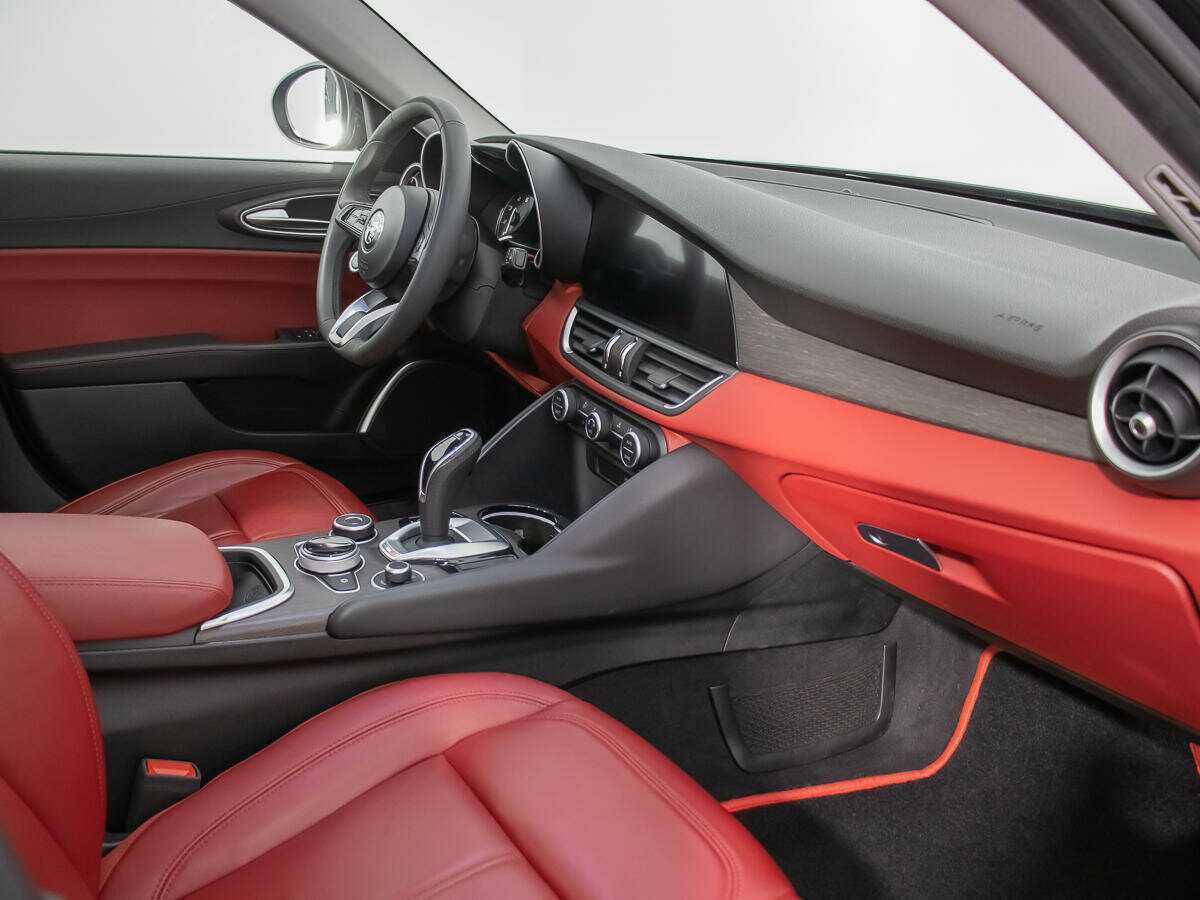 Б/У Альфа Ромео Гьюлиа 2021 года. Фото: #8