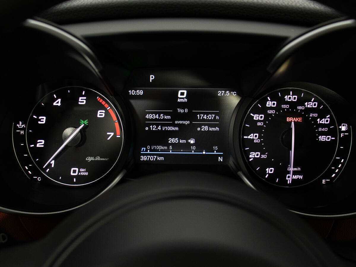 Б/У Альфа Ромео Гьюлиа 2021 года. Фото: #11