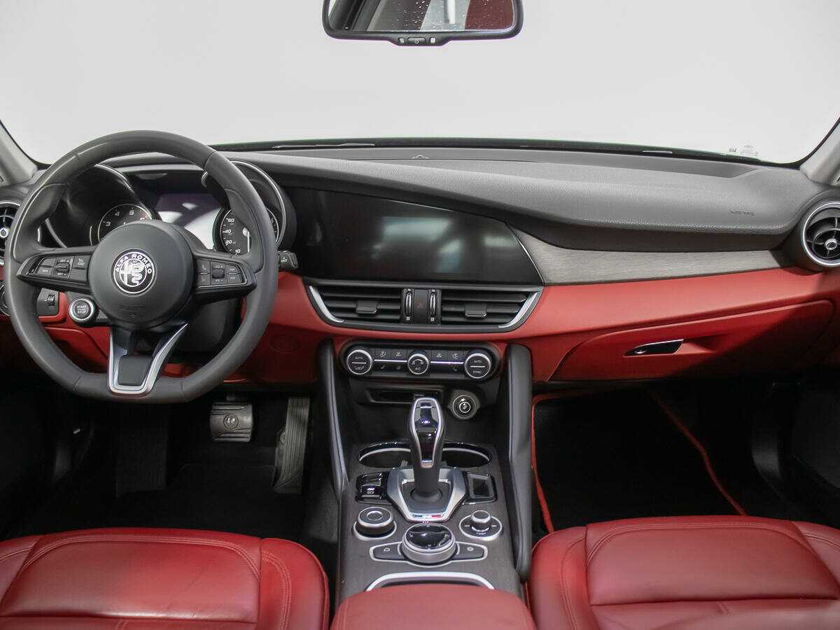 Б/У Альфа Ромео Гьюлиа 2021 года. Фото: #12