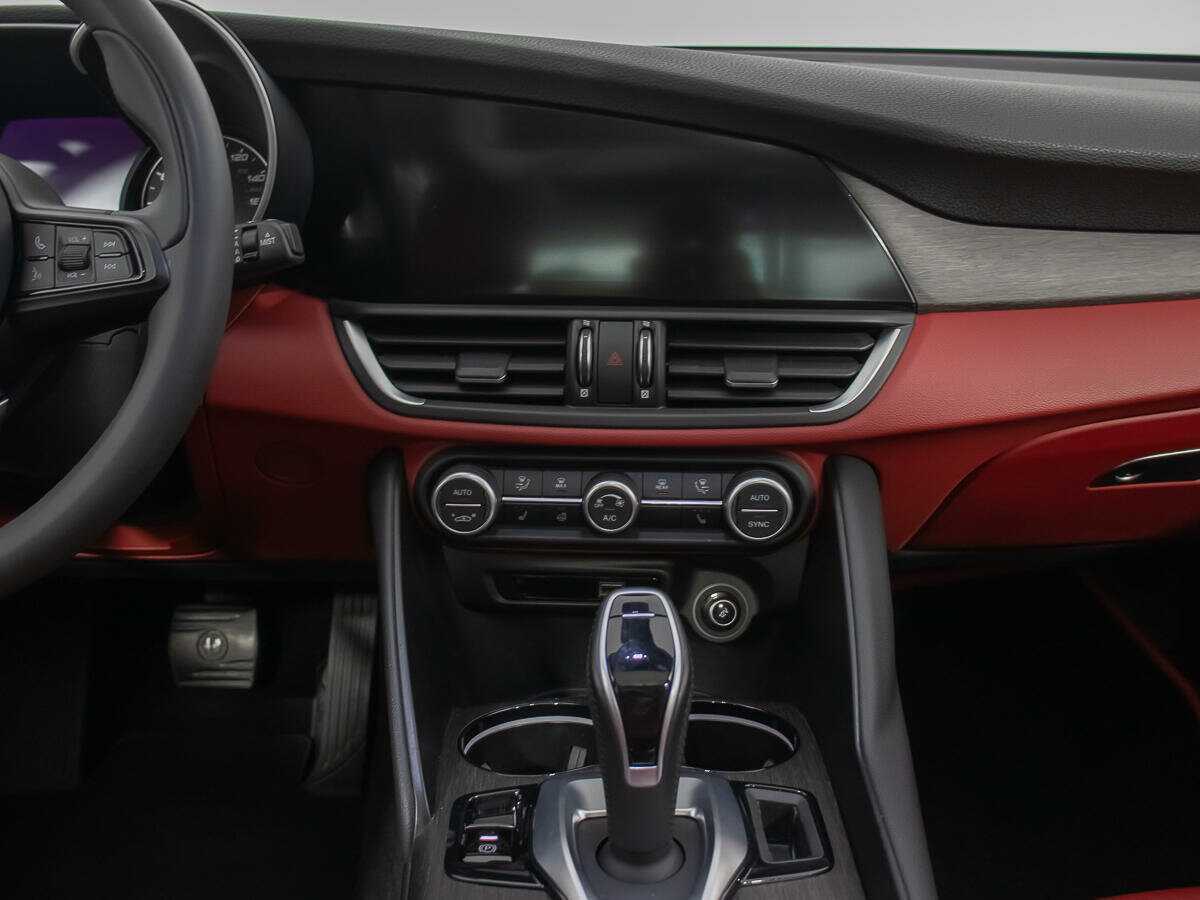 Б/У Альфа Ромео Гьюлиа 2021 года. Фото: #13