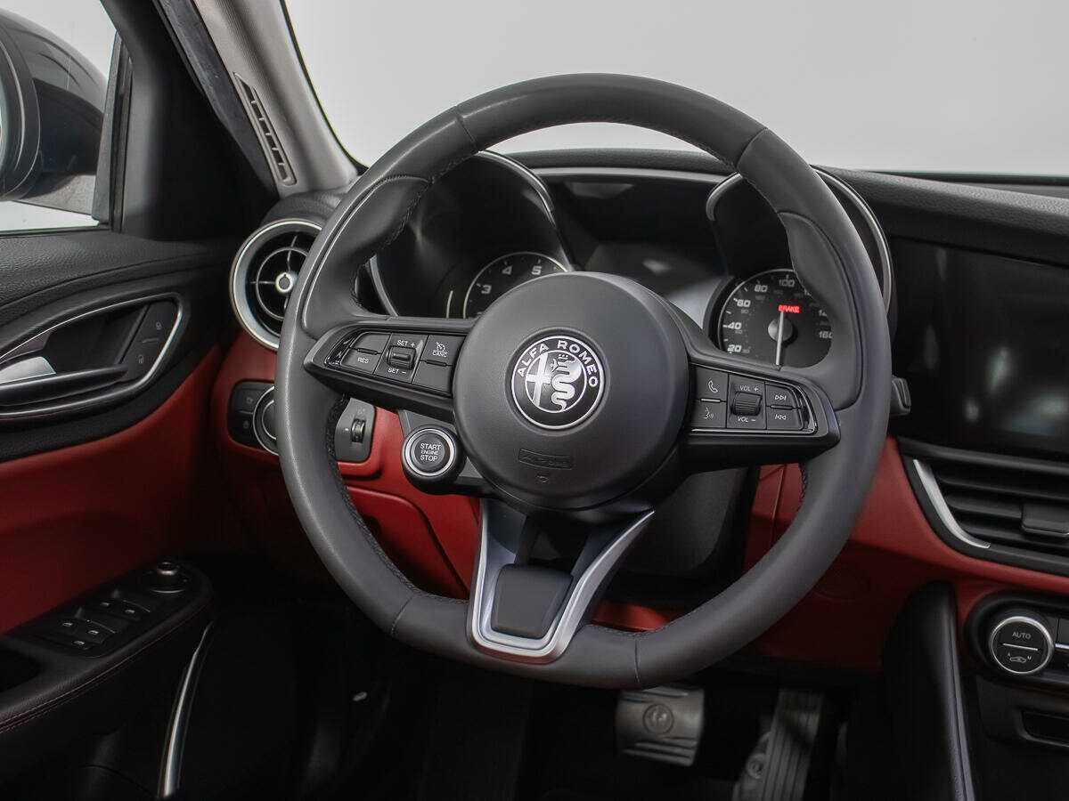 Б/У Альфа Ромео Гьюлиа 2021 года. Фото: #14