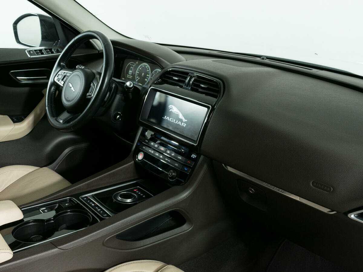 Б/У Ягуар Ф-Пэйс 2016 года. Фото: #8