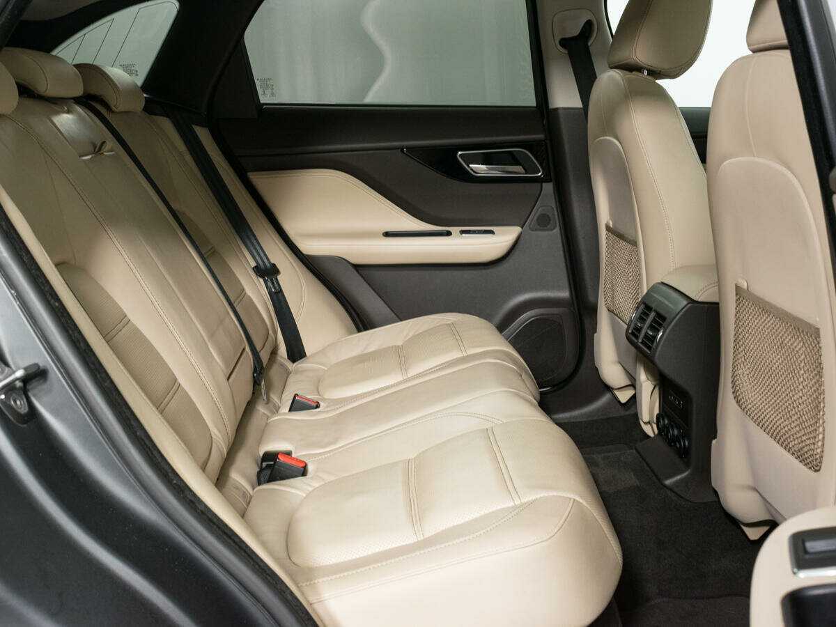 Б/У Ягуар Ф-Пэйс 2016 года. Фото: #11