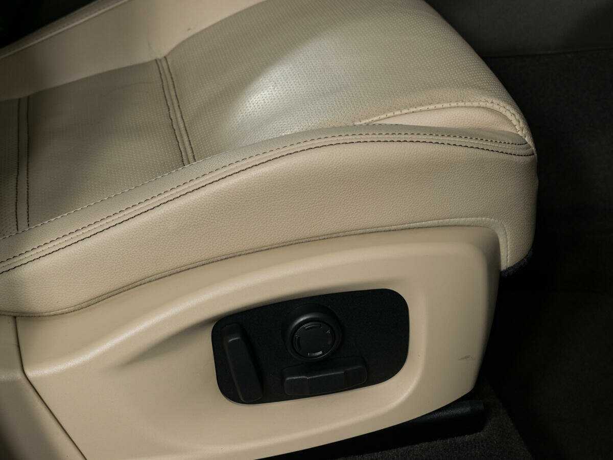 Б/У Ягуар Ф-Пэйс 2016 года. Фото: #17