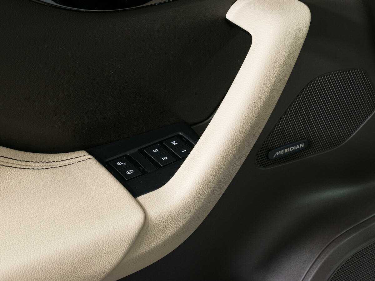 Б/У Ягуар Ф-Пэйс 2016 года. Фото: #18