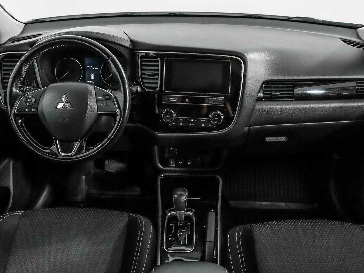 Б/У Митсубиши Оутлэндер 2020 года. Фото: #12